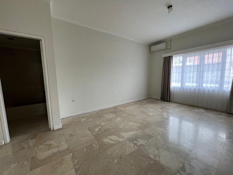 Rumah Nyaman Disewakan dengan Privat Pool di Lebak Bulus Dekat MRT