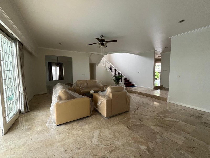 Rumah Nyaman Disewakan dengan Privat Pool di Lebak Bulus Dekat MRT