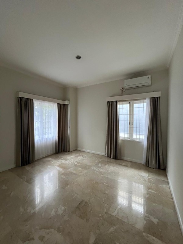 Rumah Nyaman Disewakan dengan Privat Pool di Lebak Bulus Dekat MRT