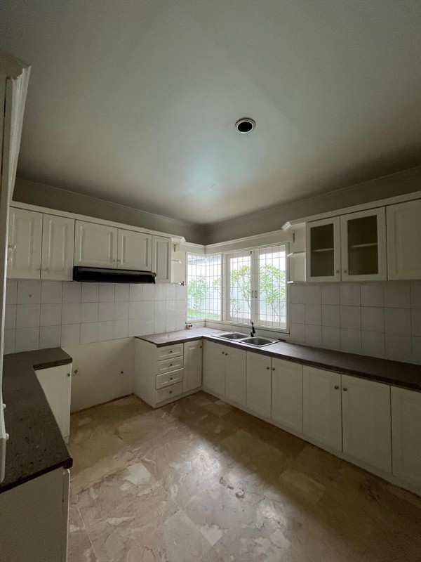 Rumah Nyaman Disewakan dengan Privat Pool di Lebak Bulus Dekat MRT