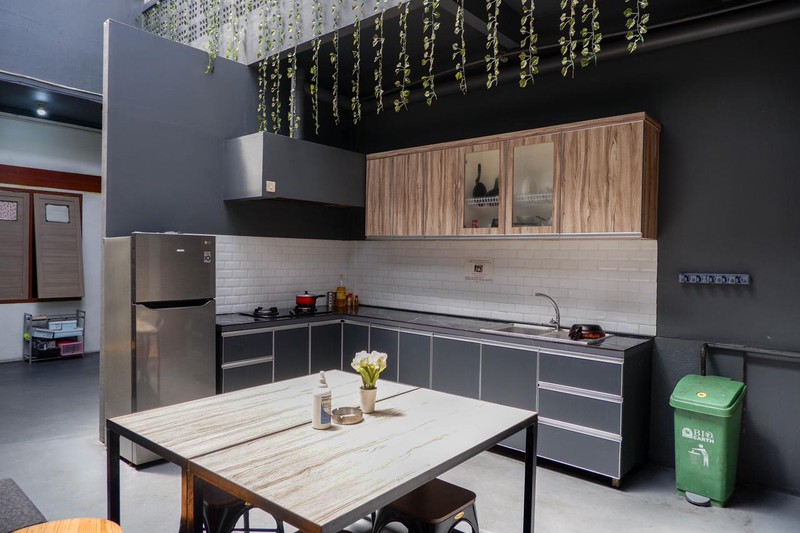 Kost 32 Kamar Full AC, 3 Lantai, SHM Kebayoran - Dekat MRT, Investasi Menguntungkan!