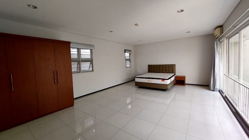 Disewakan Rumah 3 Lantai di Kuningan, Jakarta Selatan