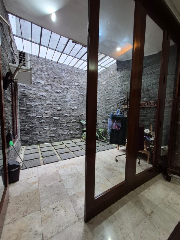 Dijual Rumah Satu Lantai Ada Teras Depan Belakang Hadap Selatan, One Gate System, Dekat MRT Lebak Bulus Best Price