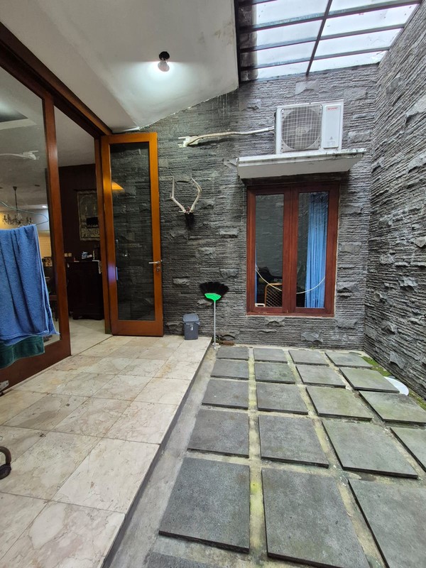 Dijual Rumah Satu Lantai Ada Teras Depan Belakang Hadap Selatan, One Gate System, Dekat MRT Lebak Bulus Best Price