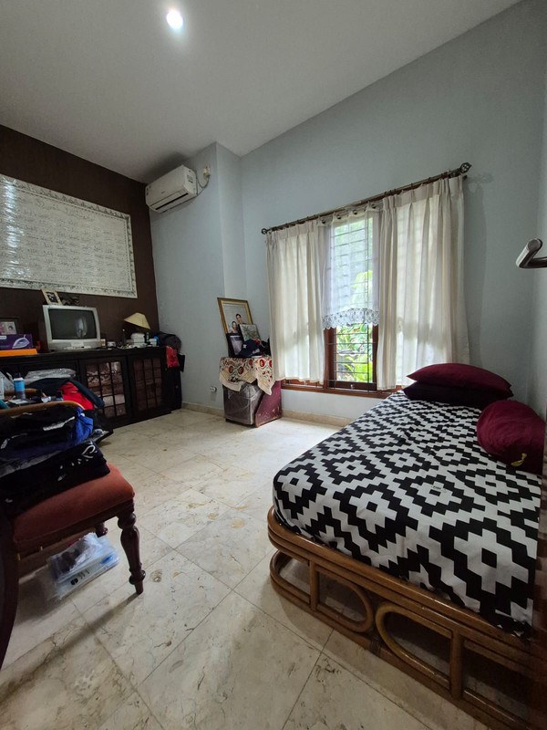 Dijual Rumah Satu Lantai Ada Teras Depan Belakang Hadap Selatan, One Gate System, Dekat MRT Lebak Bulus Best Price