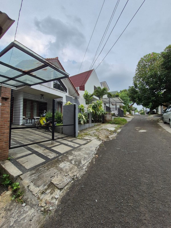 Dijual Rumah Satu Lantai Ada Teras Depan Belakang Hadap Selatan, One Gate System, Dekat MRT Lebak Bulus Best Price