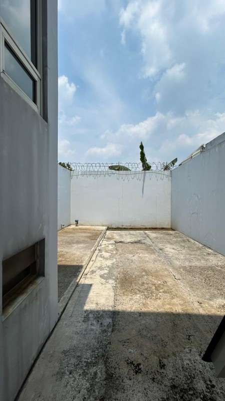 Rumah Bagus Semi Furnished  sisa Tanah Kosong Luas Dekat Tol BSD City