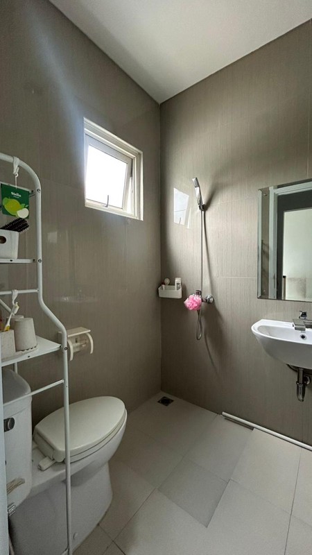 Rumah Bagus Semi Furnished  sisa Tanah Kosong Luas Dekat Tol BSD City