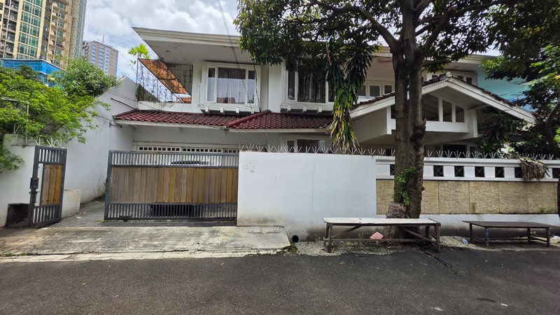 Rumah 2 Lantai Dengan Kolam Renang Pribadi di Mega Kuningan Jakarta Selatan 