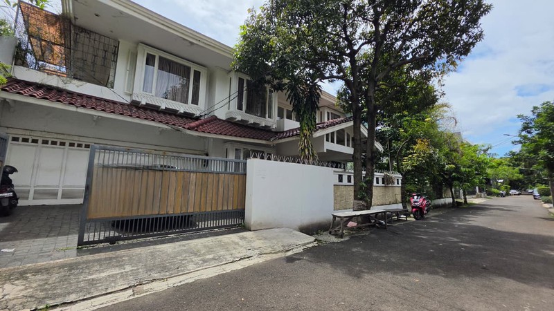 Rumah 2 Lantai Dengan Kolam Renang Pribadi di Mega Kuningan Jakarta Selatan 