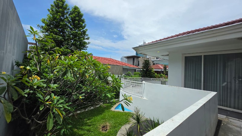 Rumah 2 Lantai Dengan Kolam Renang Pribadi di Mega Kuningan Jakarta Selatan 