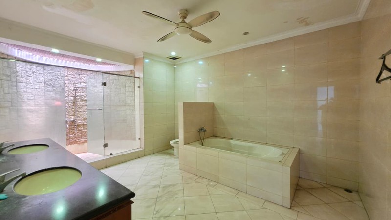 Rumah 2 Lantai Dengan Kolam Renang Pribadi di Mega Kuningan Jakarta Selatan 