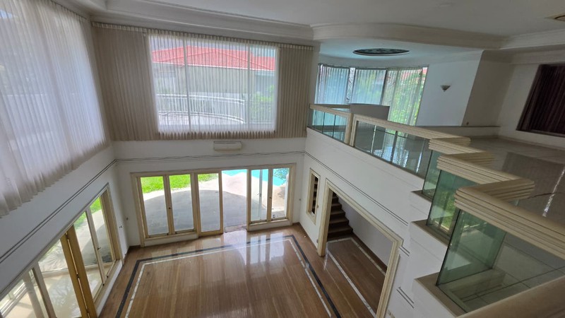 Rumah 2 Lantai Dengan Kolam Renang Pribadi di Mega Kuningan Jakarta Selatan 
