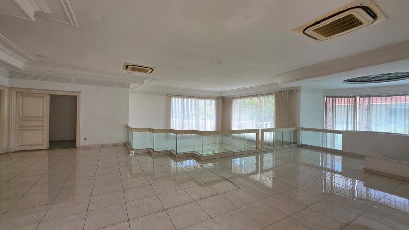 Rumah 2 Lantai Dengan Kolam Renang Pribadi di Mega Kuningan Jakarta Selatan 