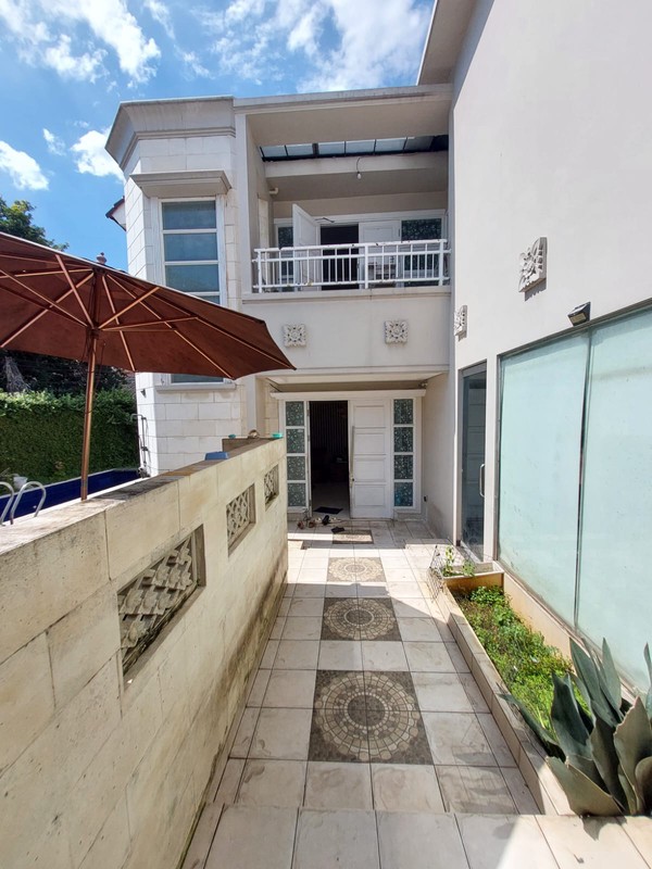 DIJUAL Rumah 2 Lt. Siap Huni Di Daerah Cirendeu, Tangsel.