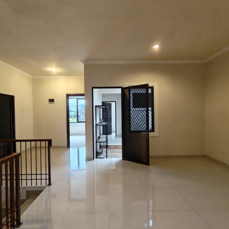 Rumah siap huni area komplek lokasi strategis , tenang , lingkungan ekslusif dekat kahfi 1 Cianjur Jagakarsa Jaksel