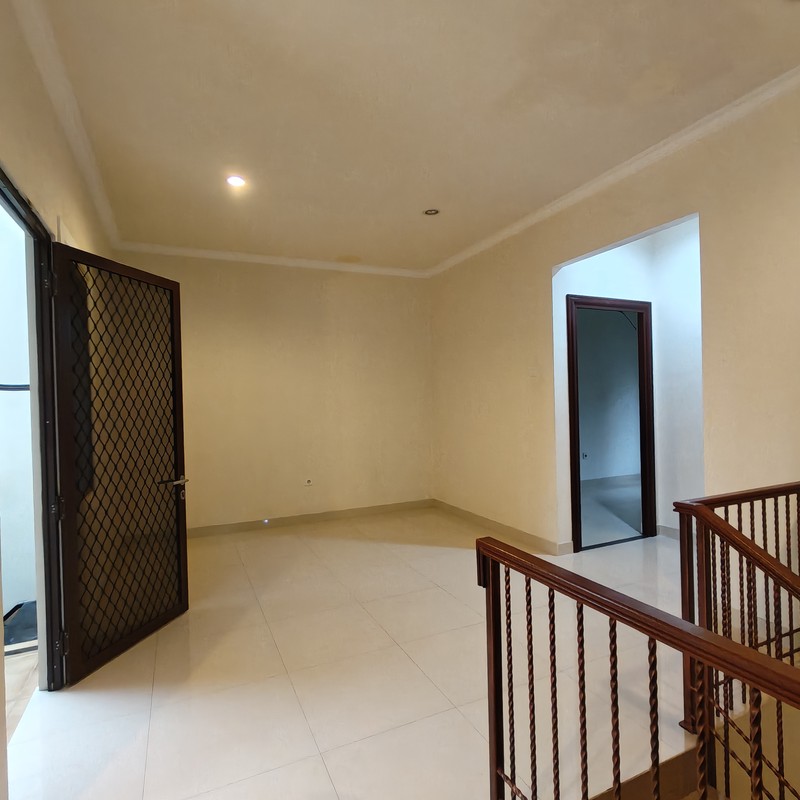 Rumah siap huni area komplek lokasi strategis , tenang , lingkungan ekslusif dekat kahfi 1 Cianjur Jagakarsa Jaksel
