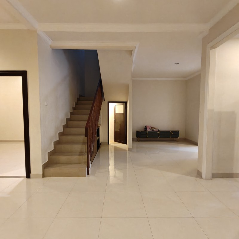 Rumah siap huni area komplek lokasi strategis , tenang , lingkungan ekslusif dekat kahfi 1 Cianjur Jagakarsa Jaksel