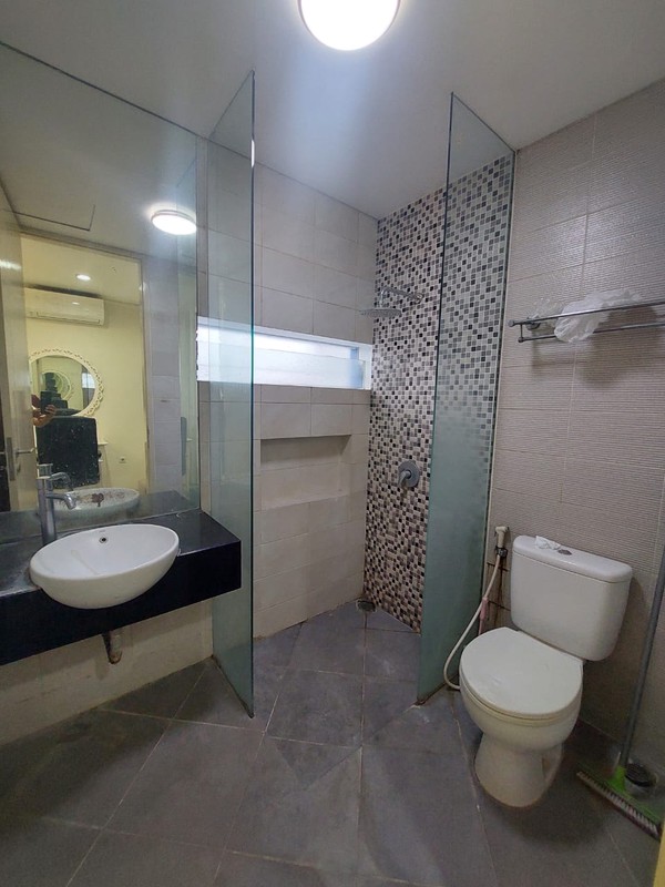 2 Milyaran Luas 191 m2 Dijual Rumah Royal Residence Wiyung Surabaya Bonus Ac ,Full Furnished, Water Heater, Halaman Luas Depan Plus Belakang Dekat Pakuwon Mall, Citraland, Dian Istana, WBM