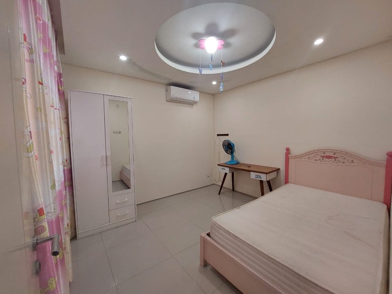 2 Milyaran Luas 191 m2 Dijual Rumah Royal Residence Wiyung Surabaya Bonus Ac ,Full Furnished, Water Heater, Halaman Luas Depan Plus Belakang Dekat Pakuwon Mall, Citraland, Dian Istana, WBM