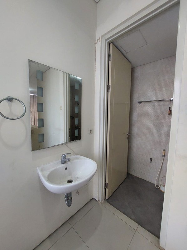 2 Milyaran Luas 191 m2 Dijual Rumah Royal Residence Wiyung Surabaya Bonus Ac ,Full Furnished, Water Heater, Halaman Luas Depan Plus Belakang Dekat Pakuwon Mall, Citraland, Dian Istana, WBM