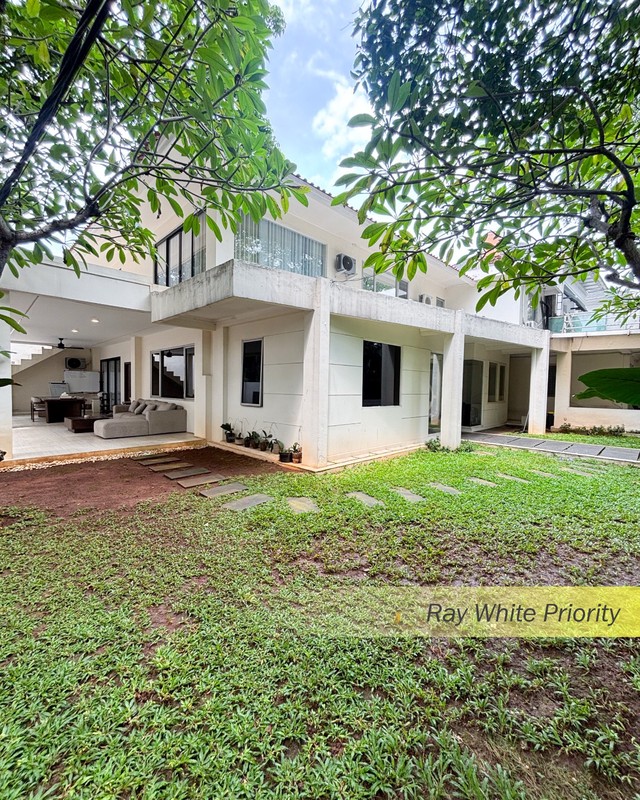 RUMAH POSISI HOOK HALAMAN DAN BALKON LUAS DI KEBAYORAN BARU, JAKARTA SELATAN