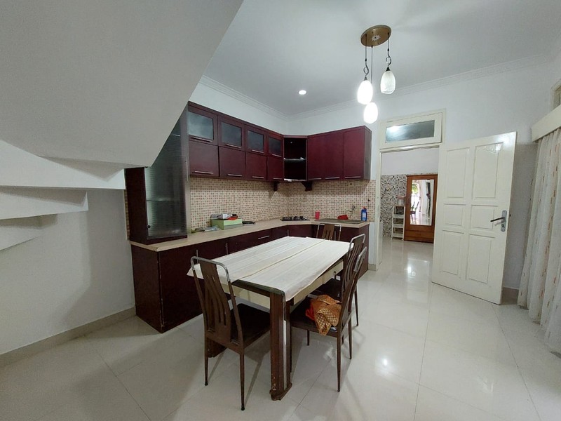 Rumah 1,5 Lantai Ciputat (Jombang) | 4 KT | Taman Depan Belakang | SHM | Nego