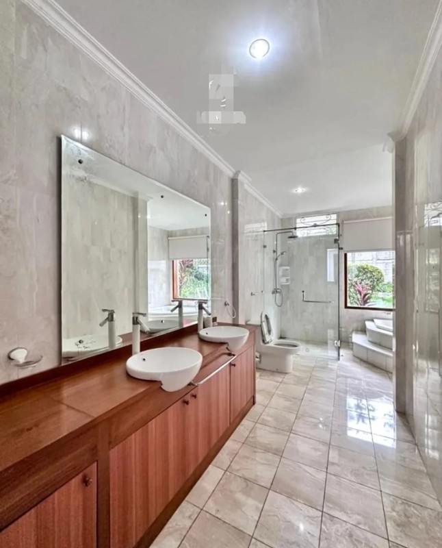 Dijual Rumah di Kemang Luas & Asri