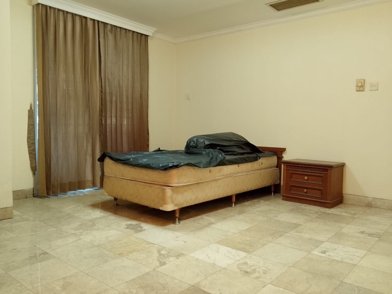 APARTEMEN 3 BR FURNISHED, LUAS DAN STRATEGIS DI JL BRAWIJAYA, KEBAYORAN BARU, JAKARTA SELATAN