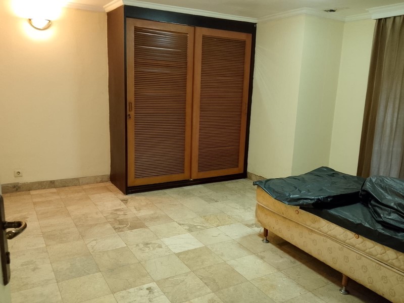 APARTEMEN 3 BR FURNISHED, LUAS DAN STRATEGIS DI JL BRAWIJAYA, KEBAYORAN BARU, JAKARTA SELATAN