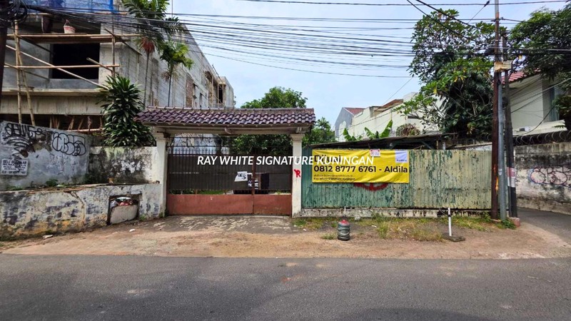 Rumah Tua Hitung Tanah di Lokasi Strategis di Kemang 