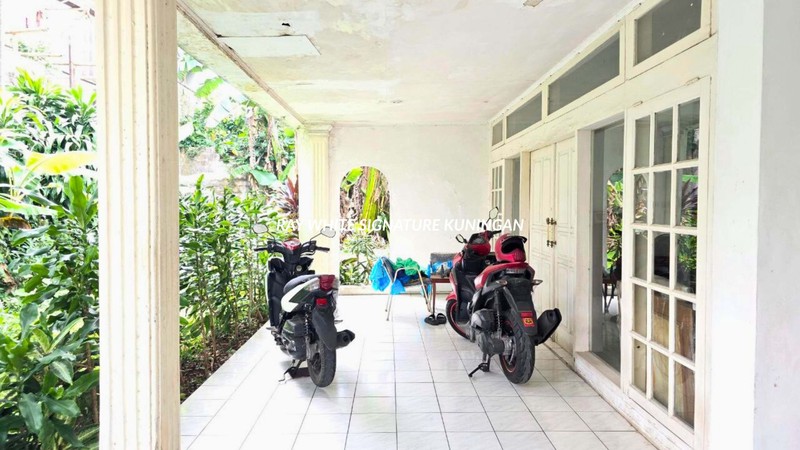 Rumah Tua Hitung Tanah di Lokasi Strategis di Kemang 