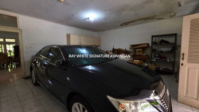 Rumah Tua Hitung Tanah di Lokasi Strategis di Kemang 
