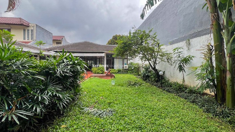 Rumah Mewah dengan Kolam Renang di Jl Bangka 