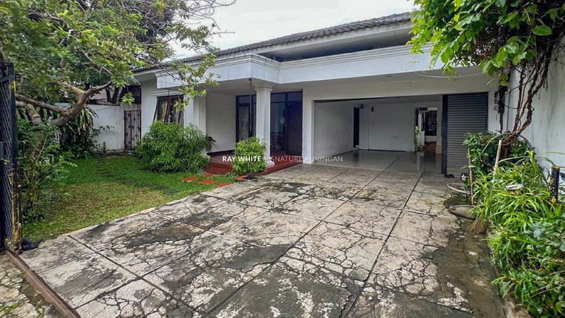 Rumah Mewah dengan Kolam Renang di Jl Bangka 