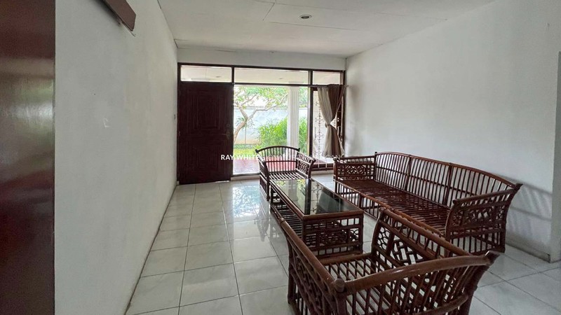 Rumah Mewah dengan Kolam Renang di Jl Bangka 