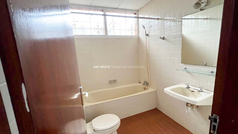 Rumah Mewah dengan Kolam Renang di Jl Bangka 