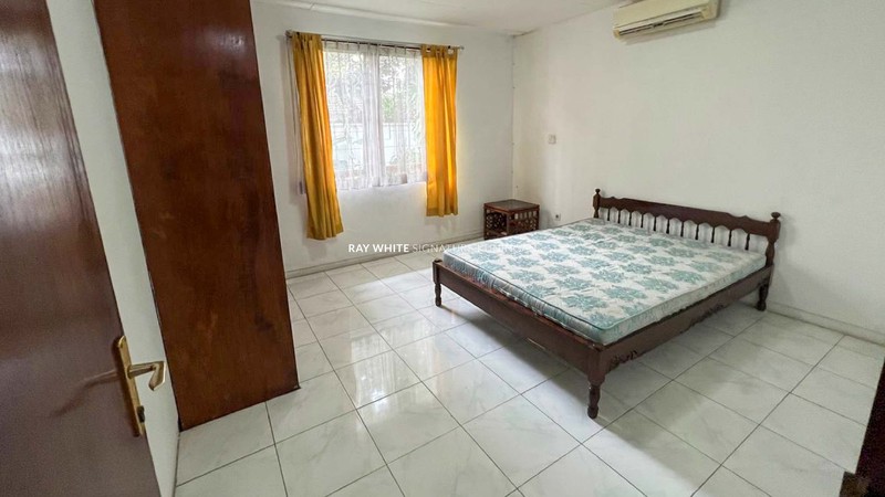 Rumah Mewah dengan Kolam Renang di Jl Bangka 