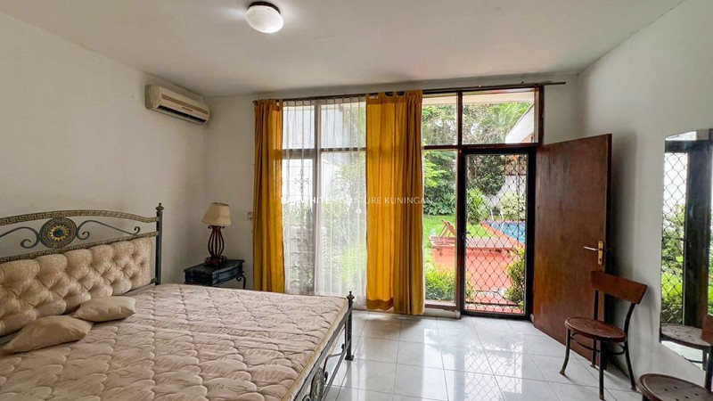 Rumah Mewah dengan Kolam Renang di Jl Bangka 