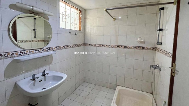 Rumah Mewah dengan Kolam Renang di Jl Bangka 