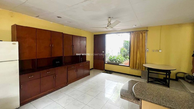 Rumah Mewah dengan Kolam Renang di Jl Bangka 