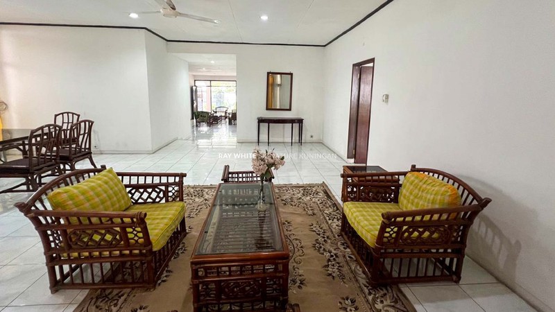 Rumah Mewah dengan Kolam Renang di Jl Bangka 