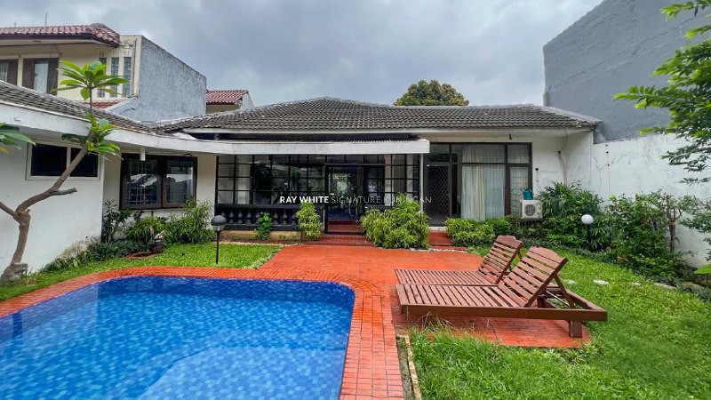 Rumah Mewah dengan Kolam Renang di Jl Bangka 