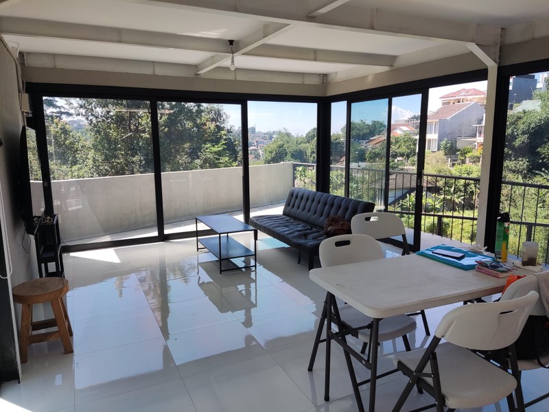 NYAMAN! Rumah 3 Lantai di Rancakendal, Bandung!