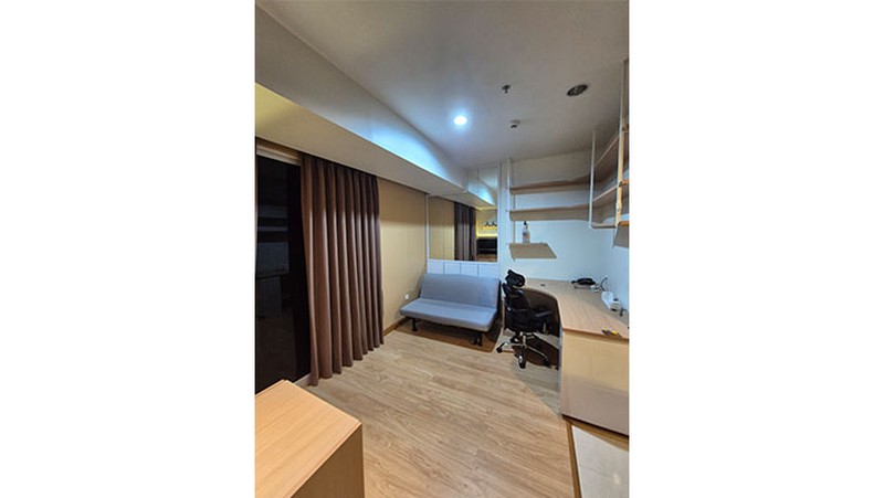 Apartemen 2 unit studio direnovasi menjadi 2 bedroom, ada 2 balkon, full furnish, The Crest West Vista Puri