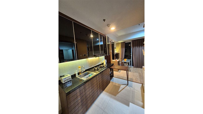Apartemen 2 unit studio direnovasi menjadi 2 bedroom, ada 2 balkon, full furnish, The Crest West Vista Puri