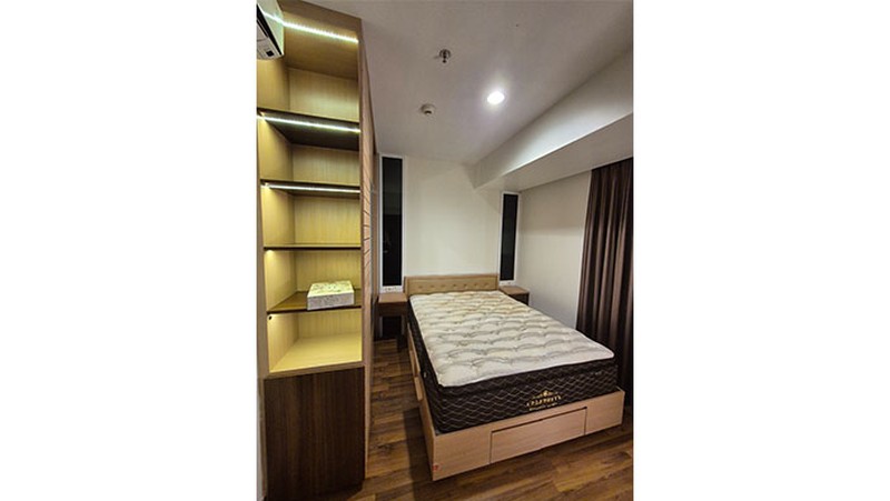 Apartemen 2 unit studio direnovasi menjadi 2 bedroom, ada 2 balkon, full furnish, The Crest West Vista Puri