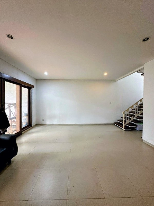 Dijual Cepat! Rumah 2 Lantai Bintaro Sektor 6 - LT 280 m², 4+1 KT, Garasi 2 Mobil, SHM, Nego!