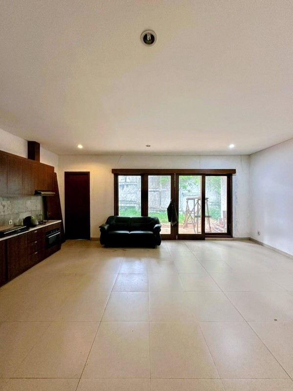 Dijual Cepat! Rumah 2 Lantai Bintaro Sektor 6 - LT 280 m², 4+1 KT, Garasi 2 Mobil, SHM, Nego!