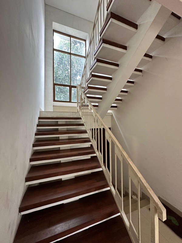 Dijual Cepat! Rumah 2 Lantai Bintaro Sektor 6 - LT 280 m², 4+1 KT, Garasi 2 Mobil, SHM, Nego!